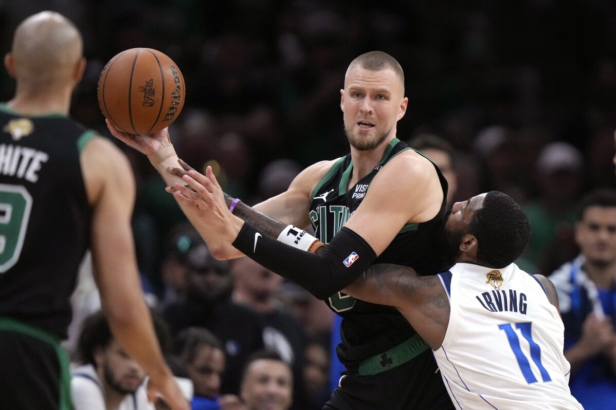 Porzingis dei Celtics ha un raro problema ai tendini nella gamba sinistra inferiore, è in dubbio per il Gioco 3 delle finali NBA